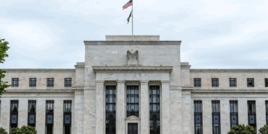 Nach Banken-Beben: Fed hebt Leitzins weiter an