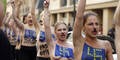 Nackt-Protest gegen Rechtsextreme