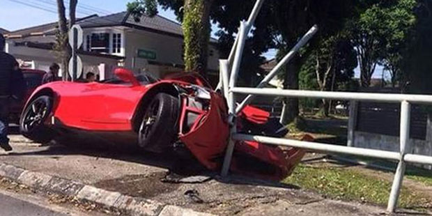 Horror-Crash mit 570 PS-Ferrari