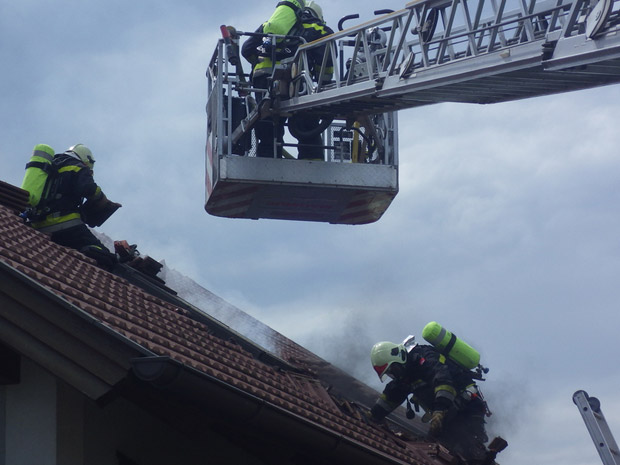 Haus brennt, während Familie auf Urlaub ist