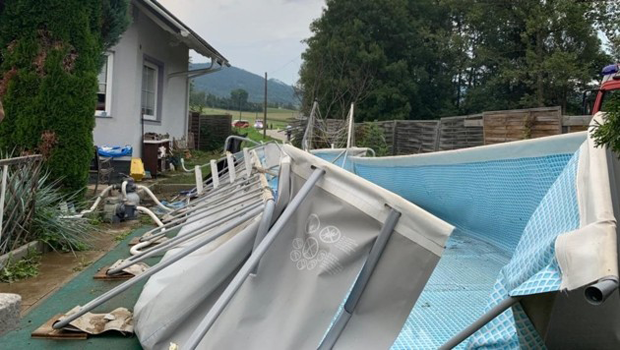 Auto kracht gegen Pool: Mutter und Baby verletzt