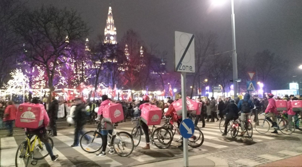 Netz lacht: Foodora steckt in Demo fest
