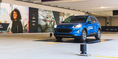 Dieser Ford parkt völlig ohne Fahrer ein