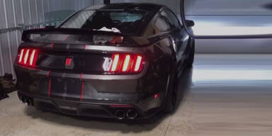 Sohn crasht neuen Mustang des Vaters in Garage