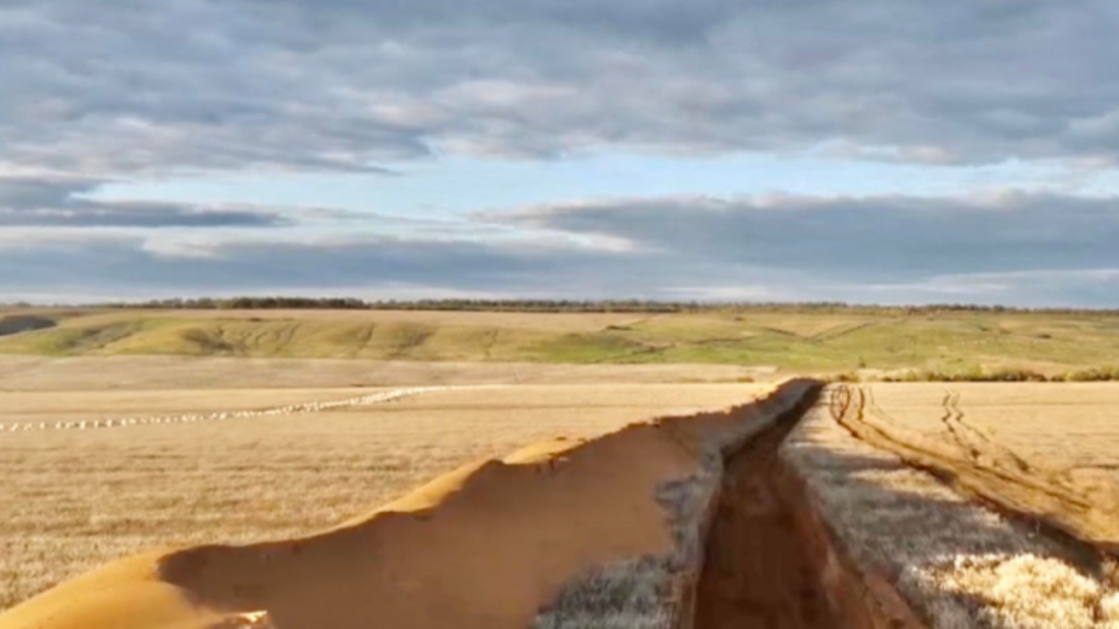 Putins Truppen heben 70 km langen Graben quer durch Ukraine aus oe24.at