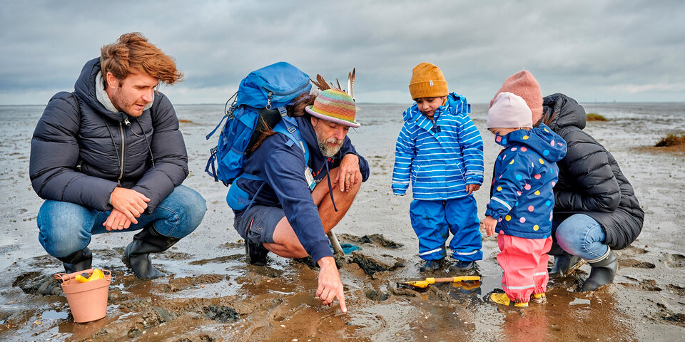 Familie erkundet das Wattenmeer
