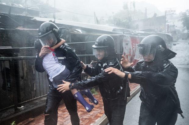 Super-Taifun rast auf Hongkong zu