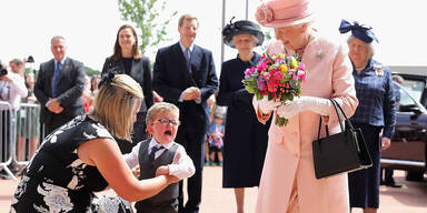 Queen Elizabeth bringt Kind zum Weinen