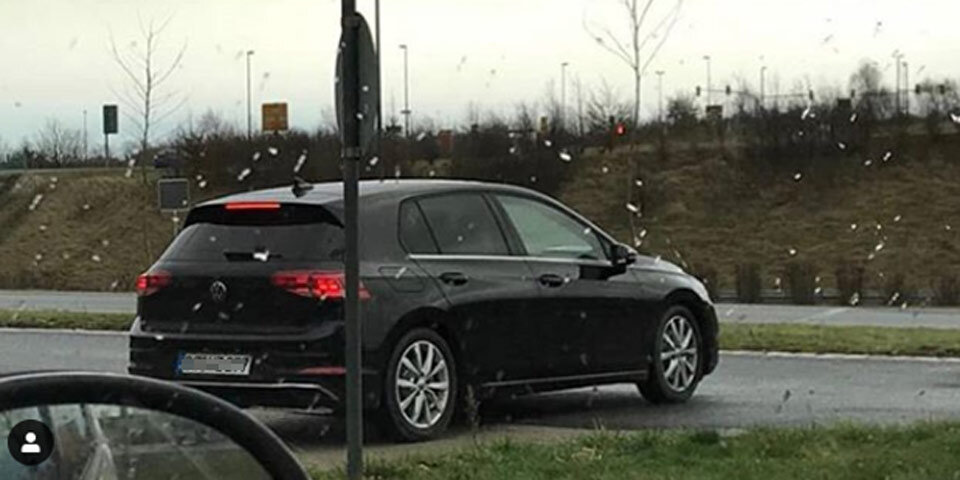 VW Golf VIII fast ungetarnt auf Testfahrt erwischt