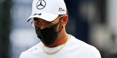 Lewis Hamilton mit Maske, Kappe und Brille