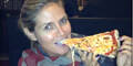 Heidi Klum gönnt sich eine Pizza