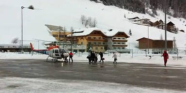 Helikopter fliegt Touristen aus Ischgl aus