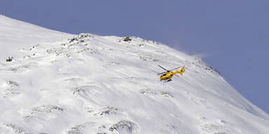 Frau prallt mit Ski gegen zwei Bäume: tot