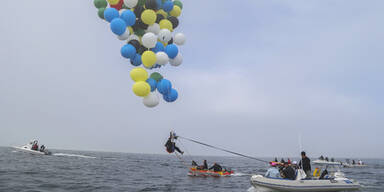 Mit 160 Heliumballons übers Meer