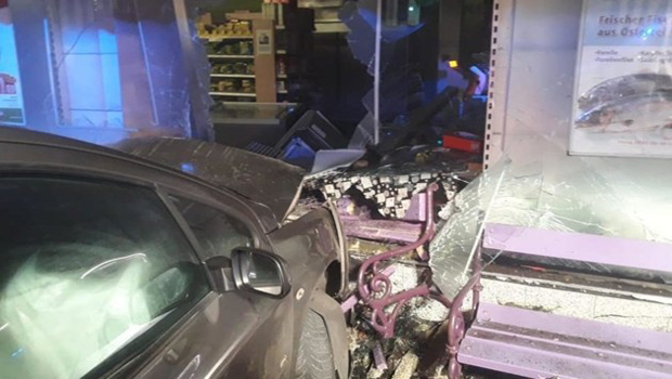 56-Jähriger crasht mit Auto in Geschäft