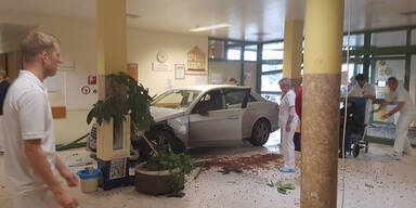 Taxlerin (84) rast mit Auto in Spital