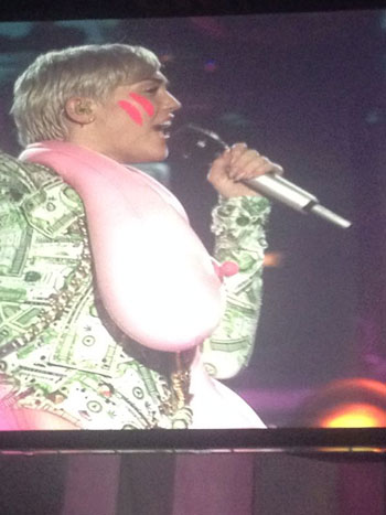Miley Cyrus mit Riesenbrüsten