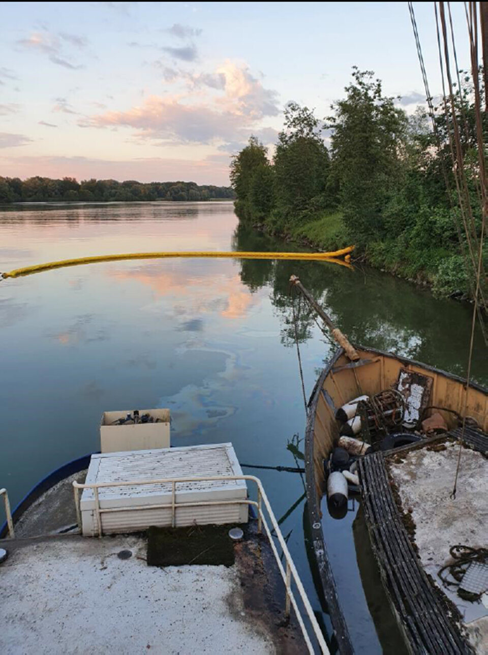 Treibstoff in Donau gelaufen: Ölsperre