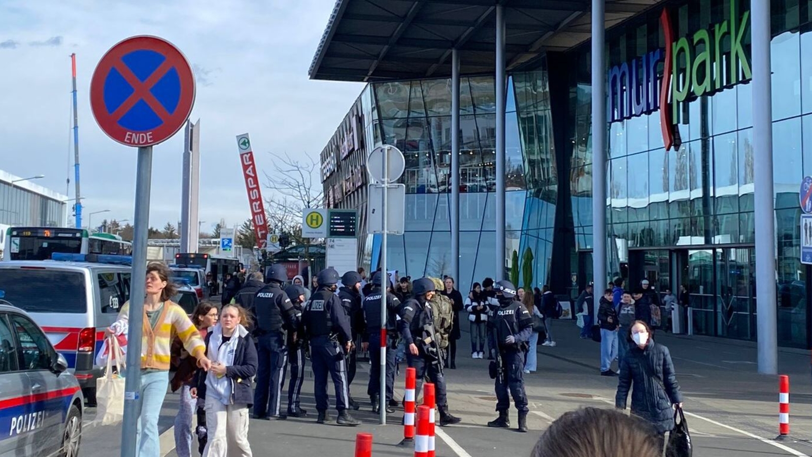 Polizei Einsatz Bei Grazer Einkaufscenter Zwei M Nner Mit Waffe