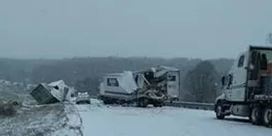Schneesturm führt zu Massen-Crash mit 60 Fahrzeugen