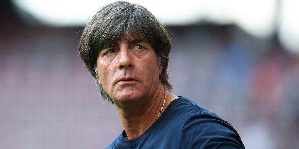 Der deutsche Nationaltrainer Joachim Löw darf den Final-Kracher von der Tribühne aus beobachten