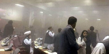 Autobomben explodieren vor Parlament: 23 Tote