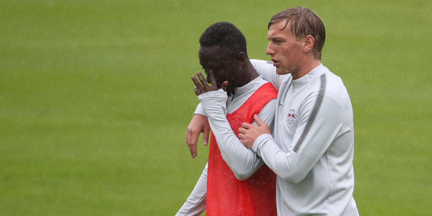 RB Leipzig: Keita kümmert sich um Foul-Opfer