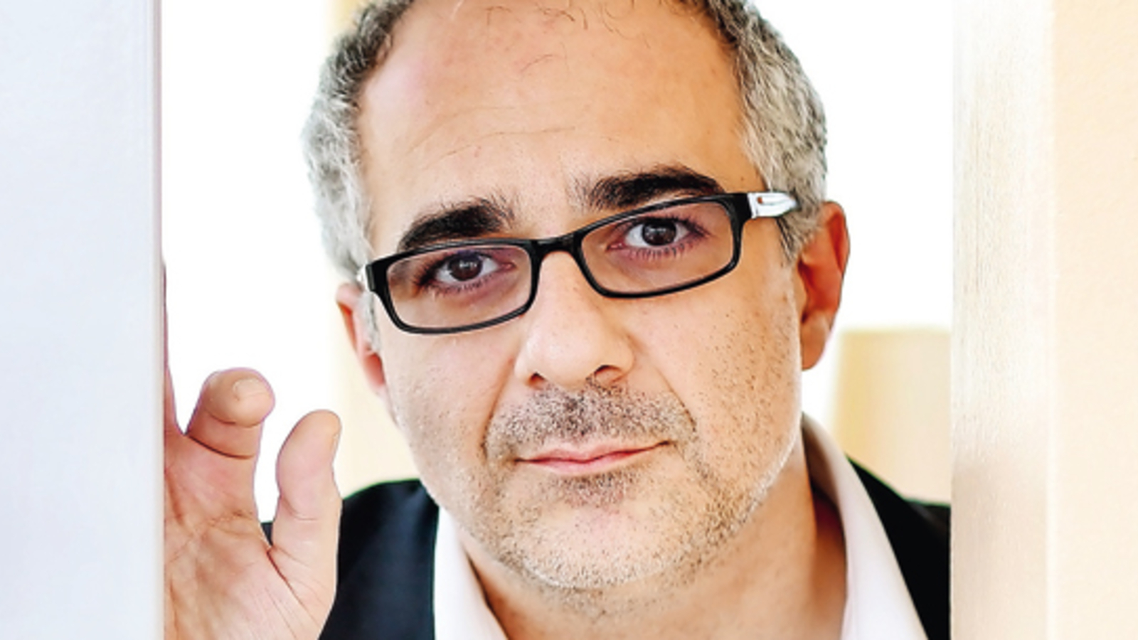 Niavarani überrascht mit neuer SoloShow oe24.at