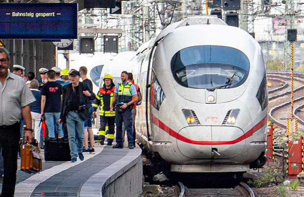 Mann stößt Kind vor ICE – 8-Jähriger tot