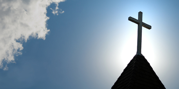 kirche kreuz vor sonne