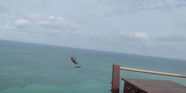Kitesurfer segelt von Villa-Dach ins Meer