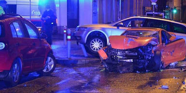 Alko-Lenker zerstört Sportwagen: Fünf Verletzte