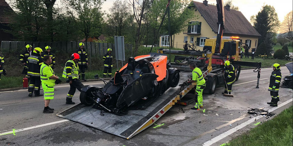 Horror-Crash mit KTM-Sportwagen