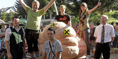 Puchner mit dem Riesenkürbis