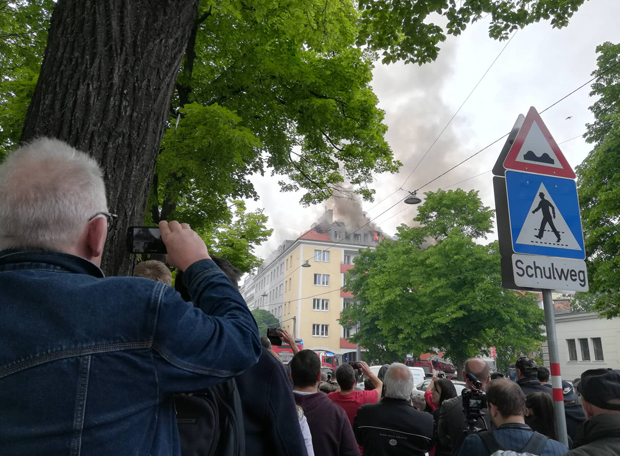 Dachbrand in Mehrparteienhaus - Fünf Verletzte