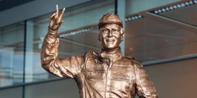 McLaren enthüllt Niki-Lauda-Statue