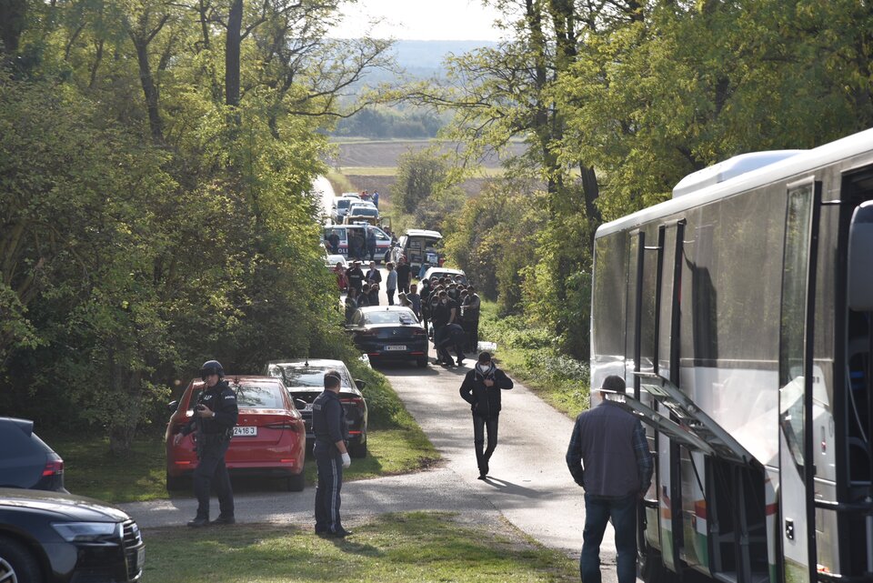 Zwei tote Flüchtlinge in Kleinbus entdeckt: Fahndung nach Schlepper