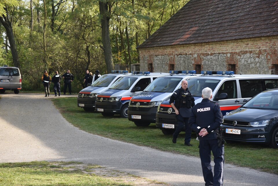 Zwei tote Flüchtlinge in Kleinbus entdeckt: Fahndung nach Schlepper
