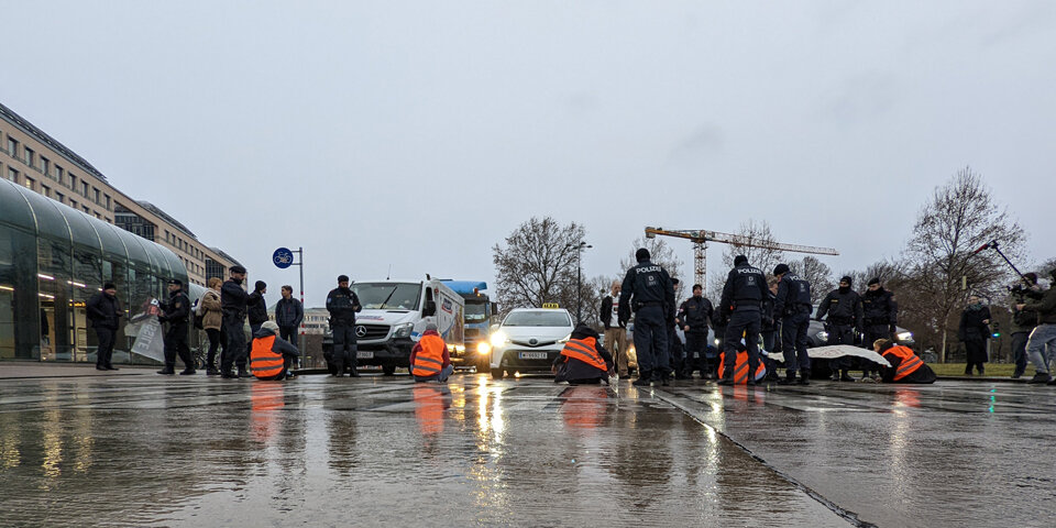 Klimaprotest am Praterstern: 15 Aktivisten festgenommen