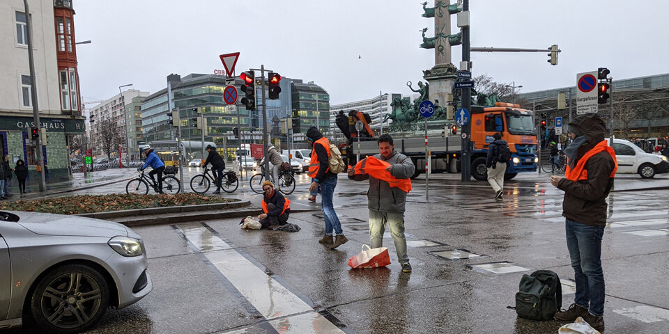 Klimaprotest am Praterstern: 15 Aktivisten festgenommen