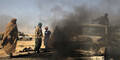 Libyen Rebellen vor brennendem Auto