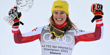 Katharina Liensberger mit Slalom-Kugel