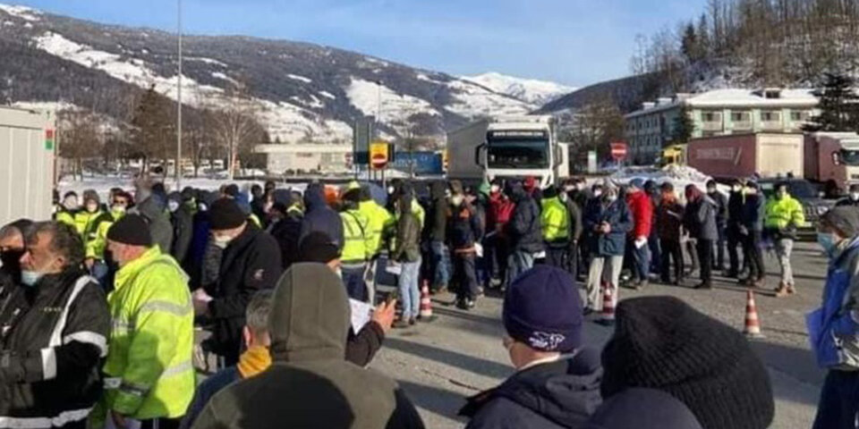 Dutzende Lkw-Fahrer an Tiroler Grenze gestrandet