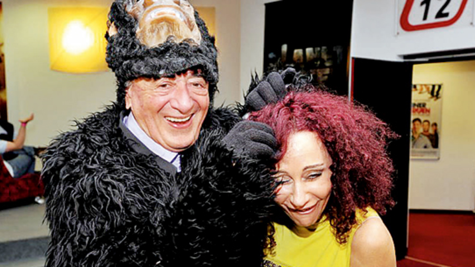 Richard Lugner macht sich zum Affen