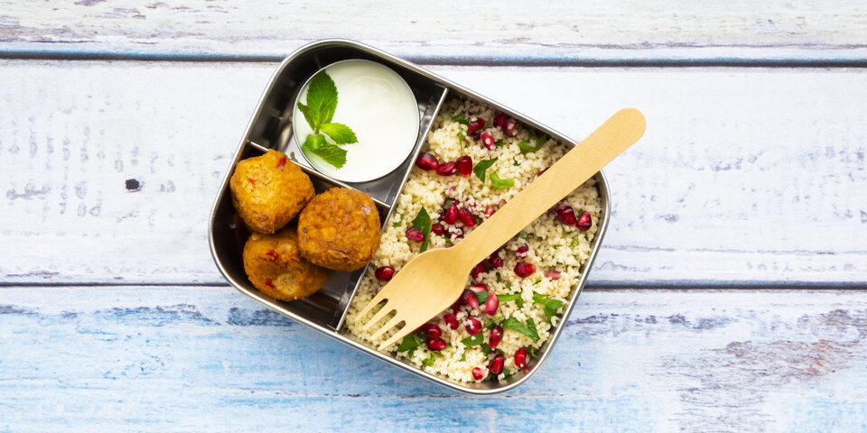 Edelstahlbox mit Felafel, Couscous Salat und Joghurt Soße