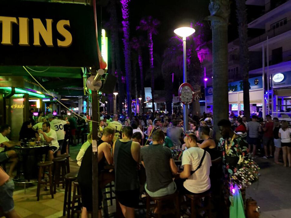 Party ohne Masken und ohne Abstand schockiert Mallorca