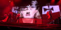 Madonna stellt Le Pen mit Hitlerbart dar