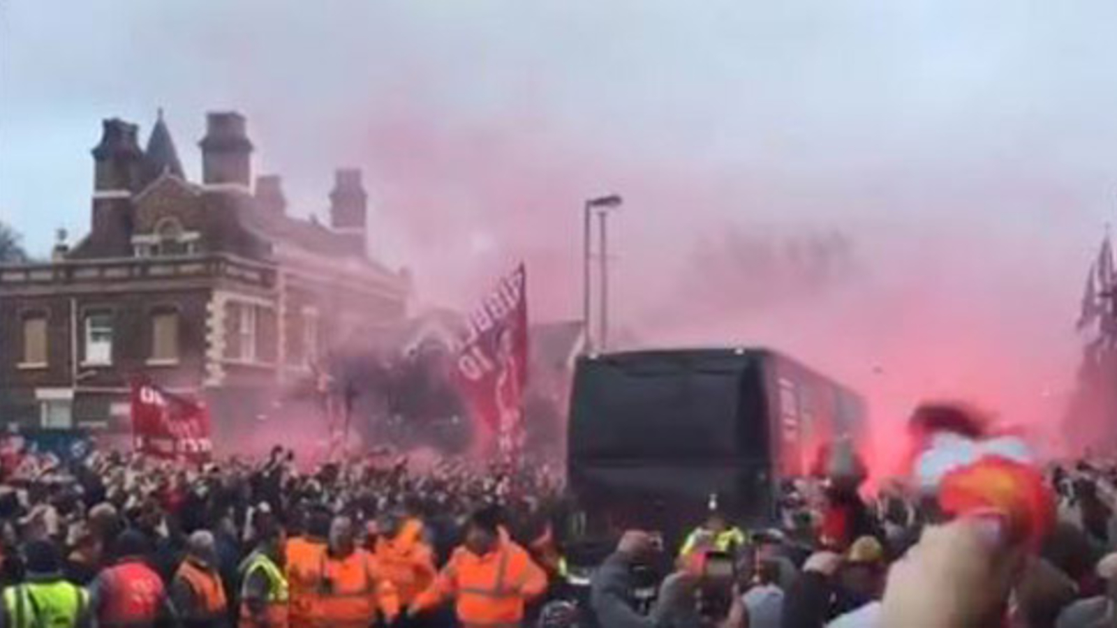 Liverpool-Fans greifen Man City-Bus mit Pyros und Flaschen an - oe24.at