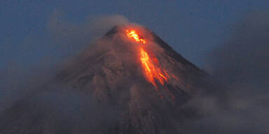 Mayon erwacht - Vulkan spuckt Lava