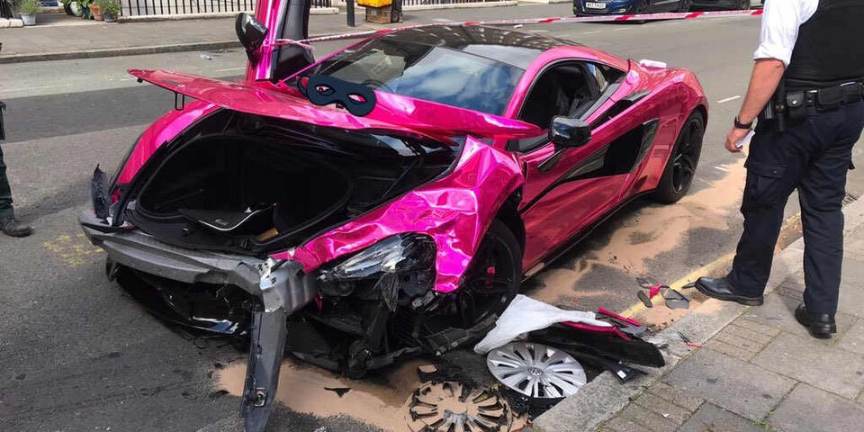 Pinker 570-PS-McLaren schießt VW Golf ab